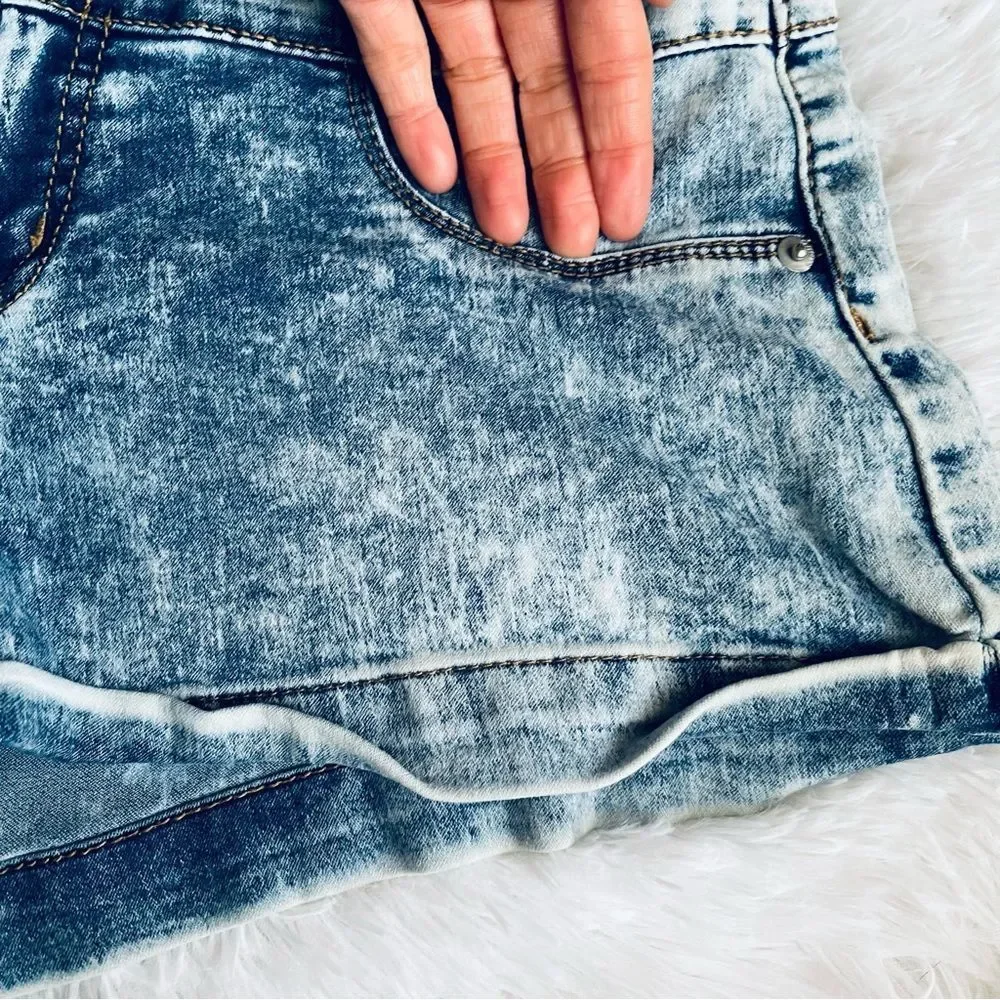 EUC No Boundaries High Waisted Acid Wash Denim Jean Shorts 11 - Picture 7 of 16